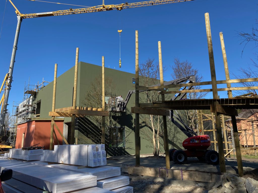 Dyreparken 1 Kristiansand Dyrepark, utvendig malerarbeid på nytt bygg til Orangutanger.